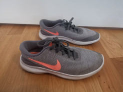 Nike-Schuhe in Grau und Rosa