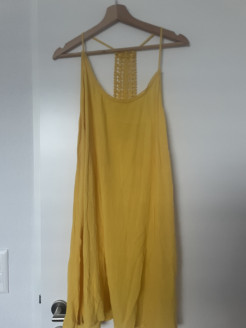 Gelbes halblanges Kleid