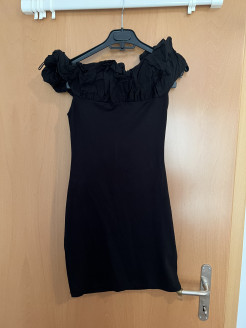 Kurzes schwarzes Kleid mit