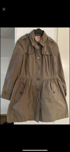 Très joli et original manteau Burberry, taille voir étiquette, très bon état, sort du pressing, coupe légèrement évasée 