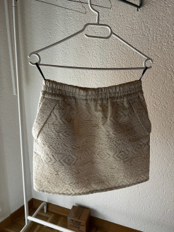 Short beige and gold skirt