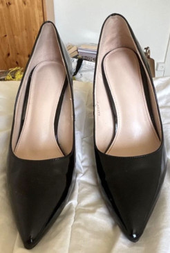 Black patent pump