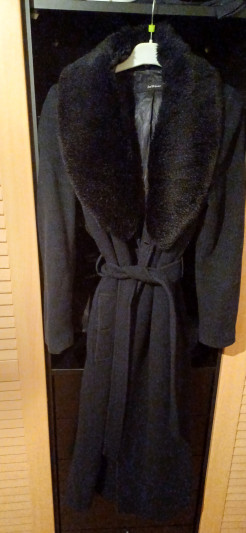 Langer Mantel, schwarz, Kunstpelzkragen