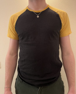 T-shirt noir et jaune homme