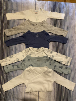Set of long-sleeved baby bodysuits (various sizes)