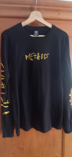 Method black long-sleeved T-shirt