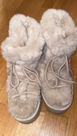 Beige faux fur snow boots