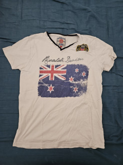 Weißes T-Shirt im englischen Stil