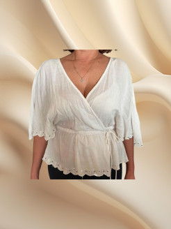 blouse croisée sur le devant