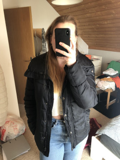 Schwarze Daunenjacke