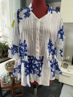 Loose-fitting white and blue blouse, 3/4-length sleeves