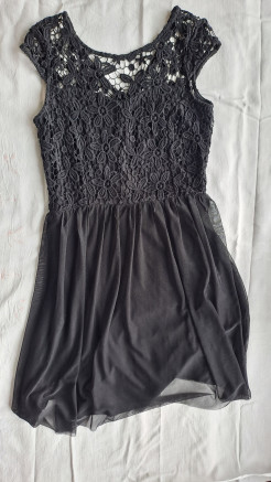 schwarzes Kleid mit Spitze