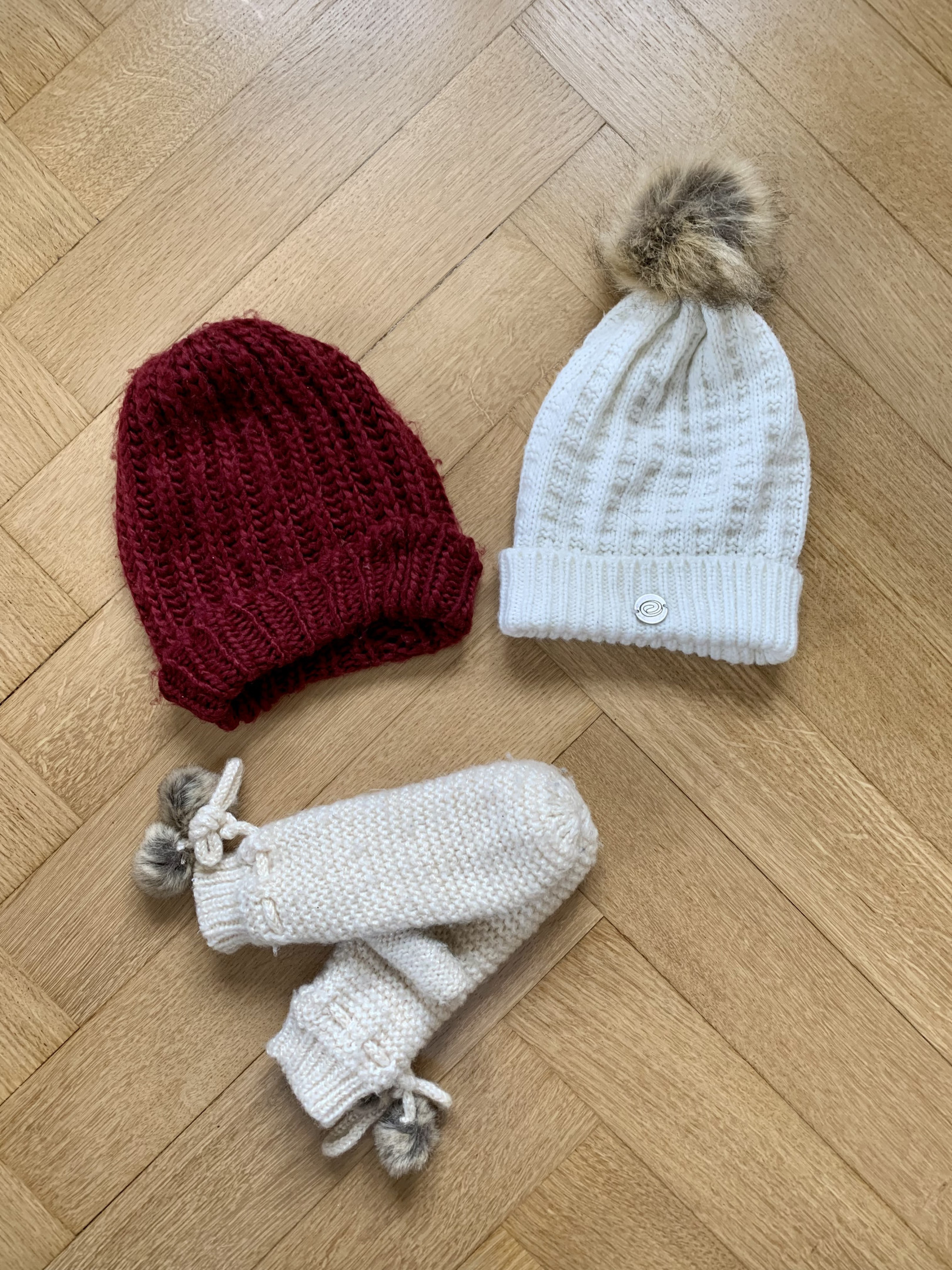 Set of hats and gloves