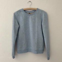 Hellblauer Pullover