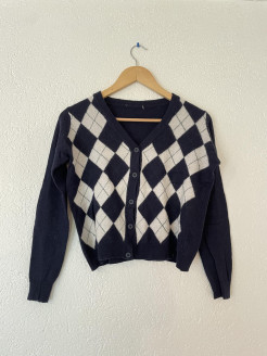 Marineblauer Pullover mit weißem Karomuster