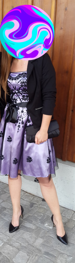 Violettes Kleid mit Spitze