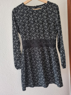 Robe courte noir avec dessin de fleur blanche