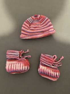 Bonnet et chaussons tricotés à la main