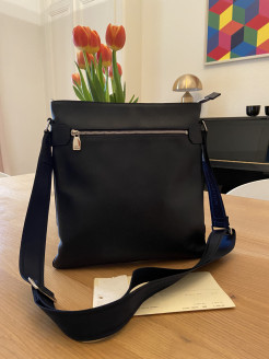 Louis Vuitton Taïga shoulder bag