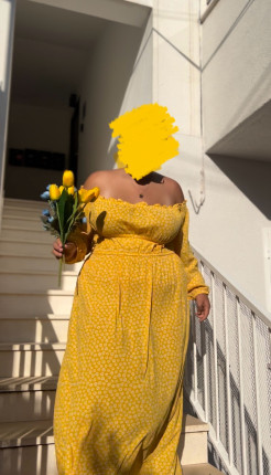 Robe longue jaune au fleur blanche