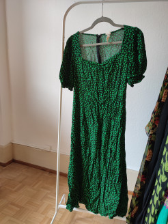 Schwarzes grünes Kleid mit Schlitz auf der Vorderseite