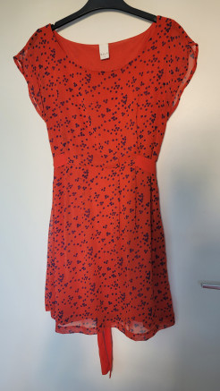 Kurzes orangefarbenes Kleid mit blauen Punkten