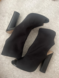 Heels worn 2-3x in size 36. In very good condition :)