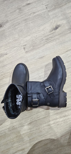 New Refresh black boots