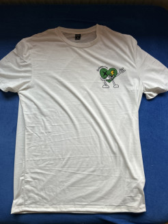 Weißes T-Shirt mit grünem Logo