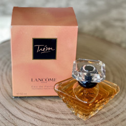 Eau de parfum "Trésor" by Lancôme