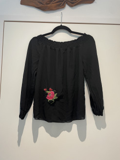 blouse noire avec broderie