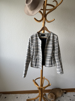 Weißer Blazer mit blauen Motiven