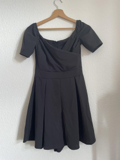 Elegantes schwarzes Kleid in Patty-Form