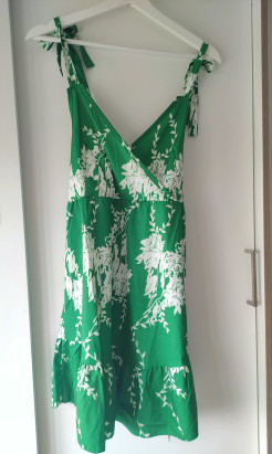 Neues grünes leichtes Kleid