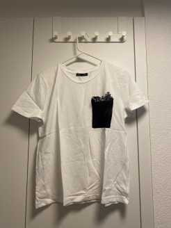 White t-shirt with black lace pocket