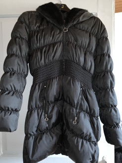 Manteau hiver noir avec fourrure(fausse) dans le capuchon