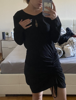 Schwarzes Kleid mit Öffnung vorne