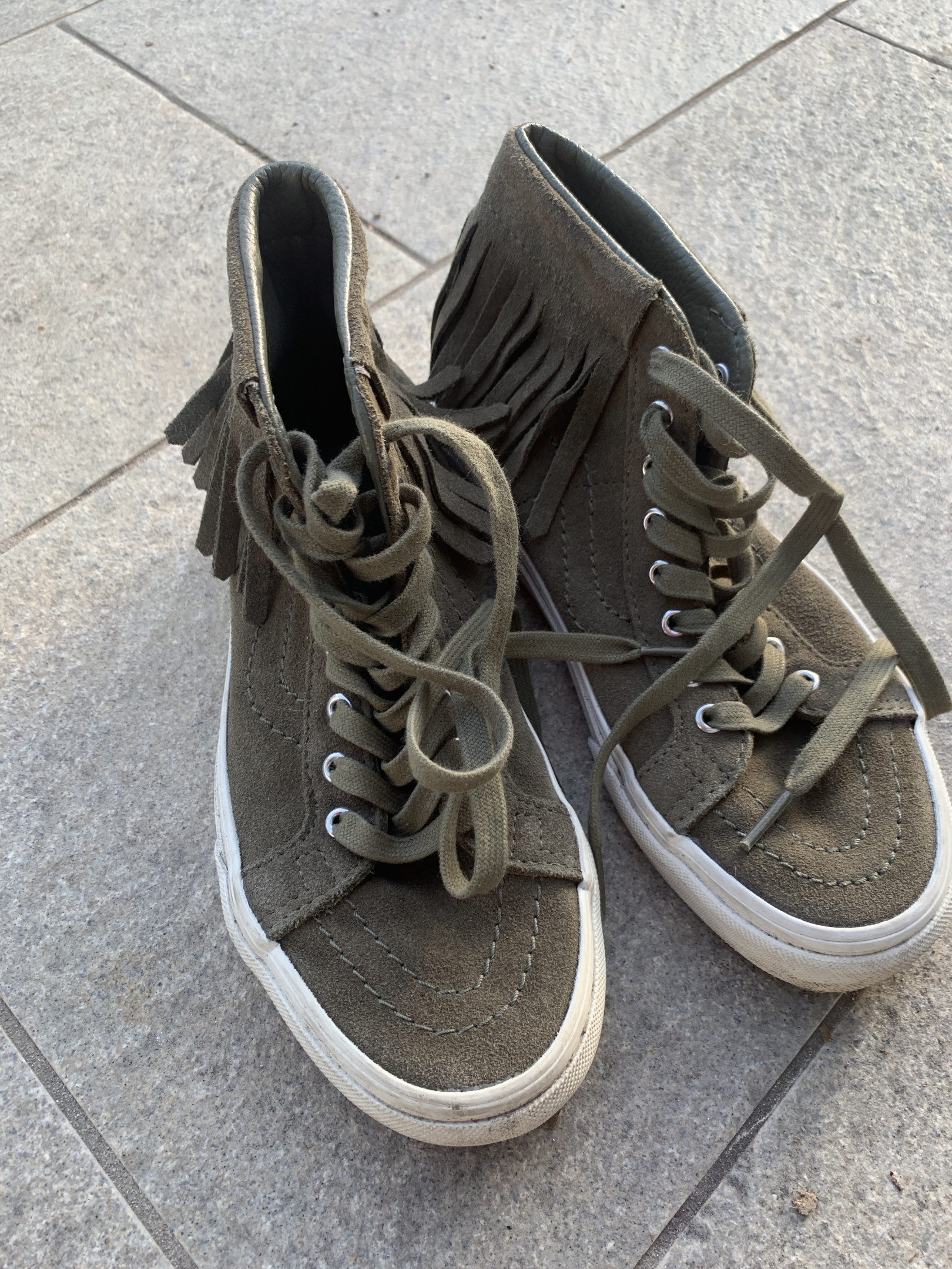 High top hotsell fringe vans