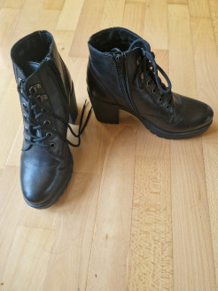 Bottines à talon noir bon état