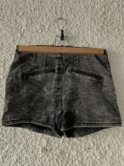 Graue Shorts