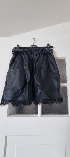 Black skirt in imitation leather with lace