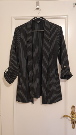 Schwarz-weiß gestreifter Blazer