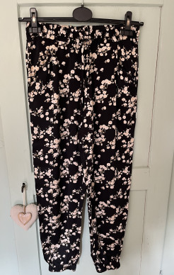 Schwarze Hose mit Blumen