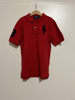Rotes Poloshirt