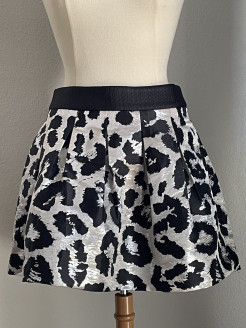 Short leopard print skirt