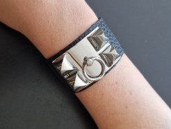 Bracelet cuff en cuir noir et argent comme le modèle Hermes