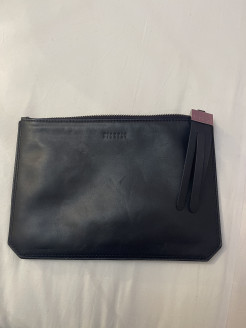 Pochette bleu cuir 