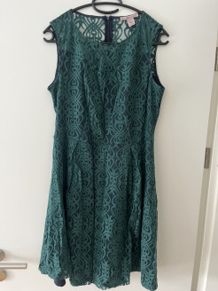 Mid-length dress with sheer collar