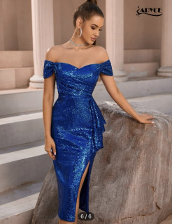 Blaues Abendkleid mit Bardot-Kragen und geschlitzten Volants mit Pailletten.