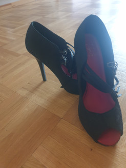 Sexy Heels mit Riemchen auf der Vorderseite